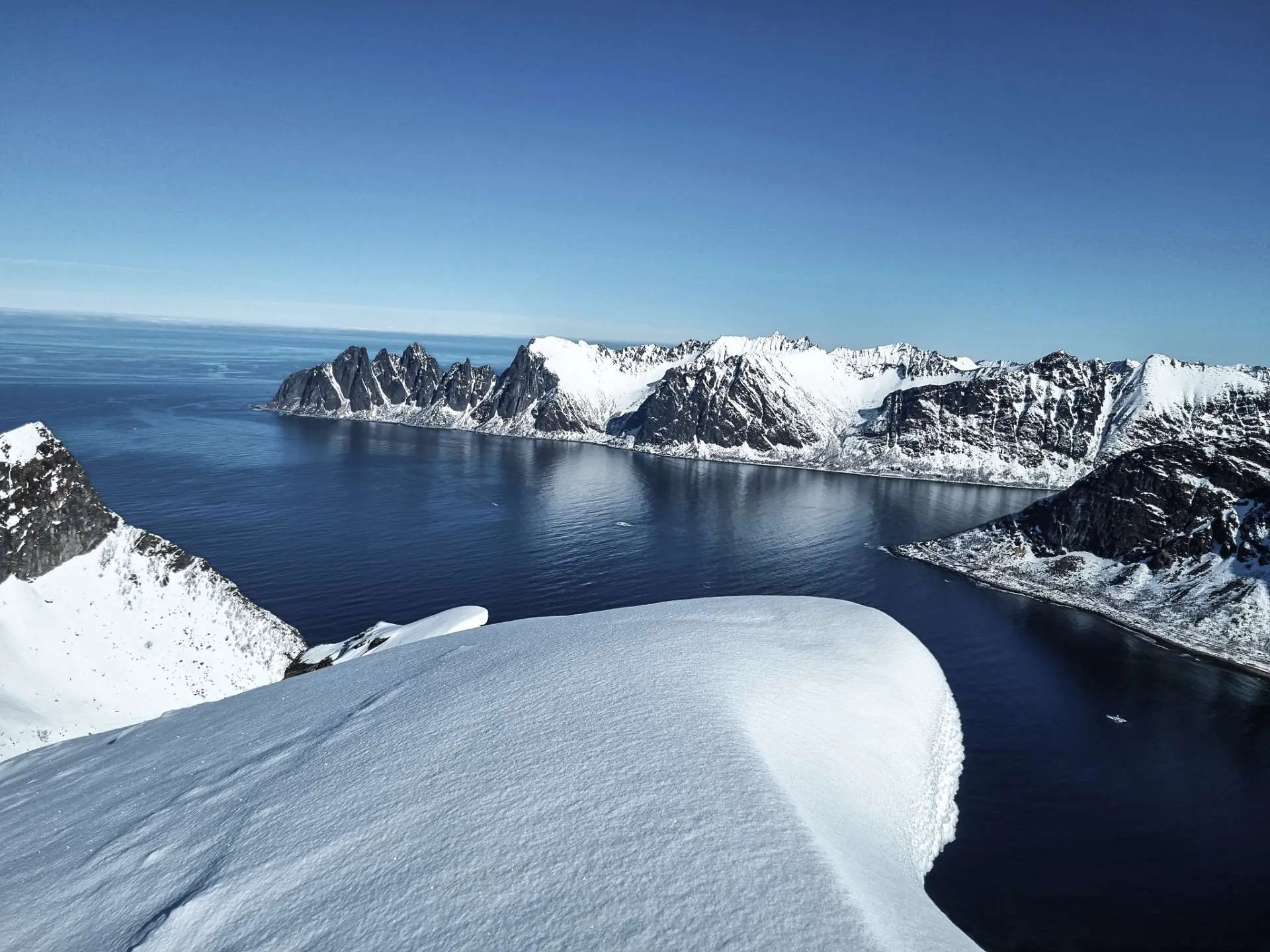 Landschaft mit Fjord Skitouren Norwegen